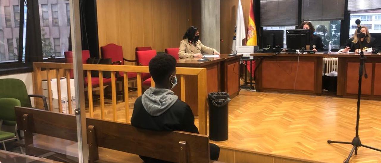 El joven absuelto, en el juicio celebrado la semana pasada en Vigo. / Fdv