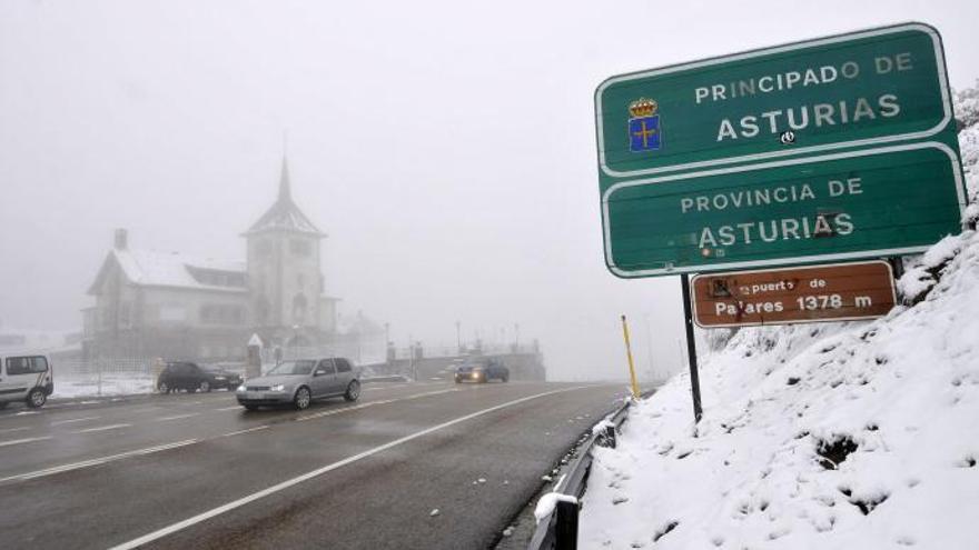 La nieve cierra Pajares a camiones y obliga a usar cadenas en otros cinco puertos