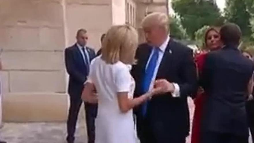 Trump y su extraño apretón de manos a Brigitte Macron