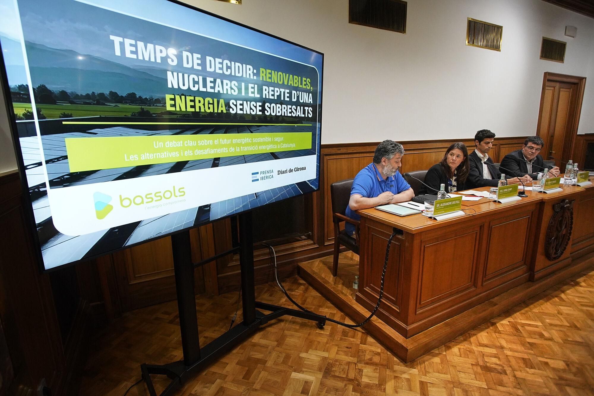 Girona cambra comerç jornada del diari «Temps de decidir: renovables, nuclears i el repte d’una energia sense sobresalts» Miquel Bosch, Director de negoci de Bassols Energia, Olot Prof. Alexandre Deltell, Universitat de Girona, enginyer de Fluids, Energia i Medi Ambient. Sra. Anna Camp, Directora de l’Institut Català d’Energia de Catalunya, Generalitat de Catalunya