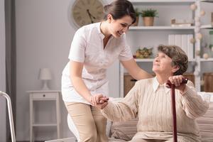 Empleadas del hogar, un perfil cada vez más demandado para cuidar a personas mayores.