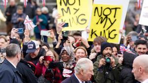 Protesta contra el rey Carlos III durante una visita a una iglesia de Milton Keynes, al norte de Londres, el pasado 16 de febrero.