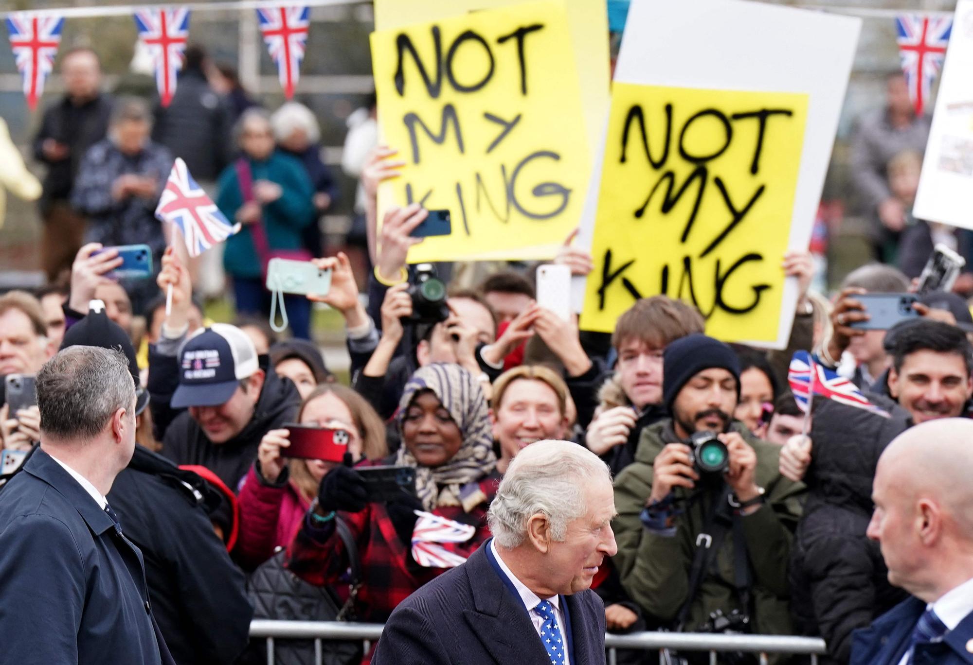 Protesta contra el rey Carlos III durante una visita a una iglesia de Milton Keynes, al norte de Londres, el pasado 16 de febrero.