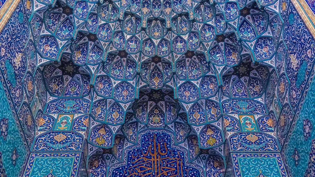 Detalle ornamental de inspiración islámica, una muestra de la riqueza decorativa que acompaña el viaje por Omán.