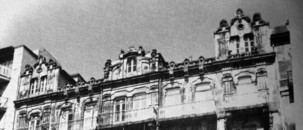 El edificio que construyó en la calle Colón.