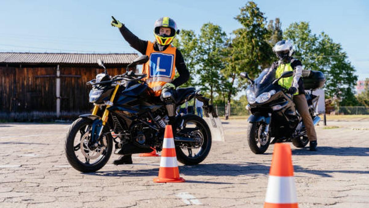 Una persona sacándose el carnet de conducir