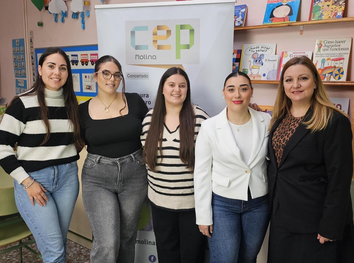Las tres alumnas, junto a las profesoras Maravillas García y Gemma Plumed.