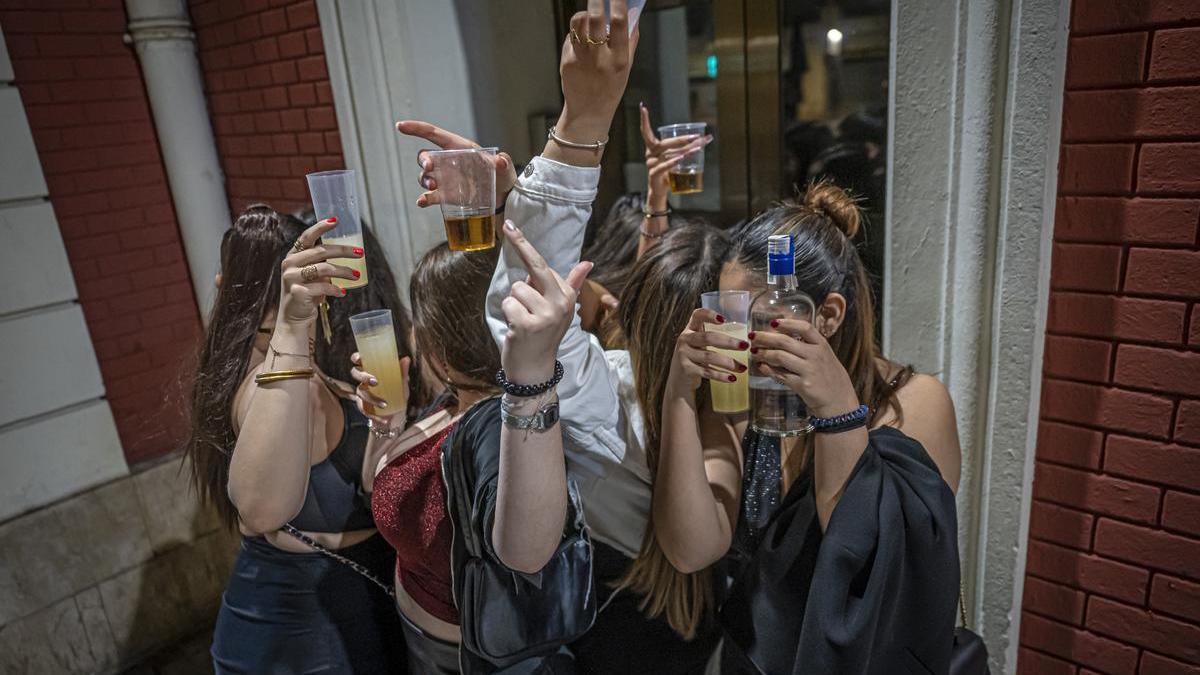 Un grupo de adolescentes celebran una fiesta antes de dirigirse hacia la discoteca, en Barcelona.
