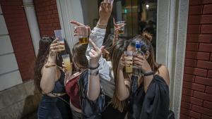 Un grupo de adolescentes celebran una fiesta antes de dirigirse hacia la discoteca, en Barcelona.