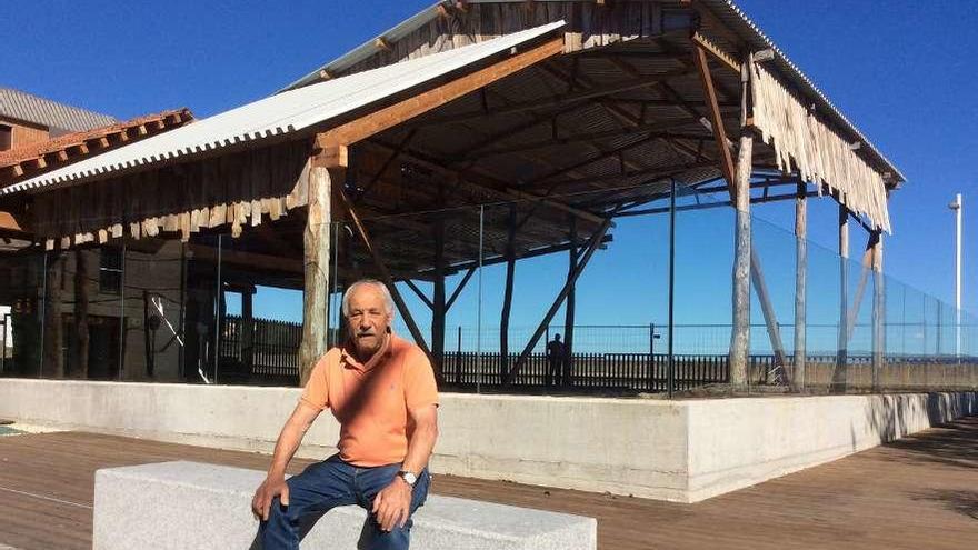 Manuel González "Purro", ayer en Banda do Río, delante del astillero rehabilitado. // Santos Álvarez