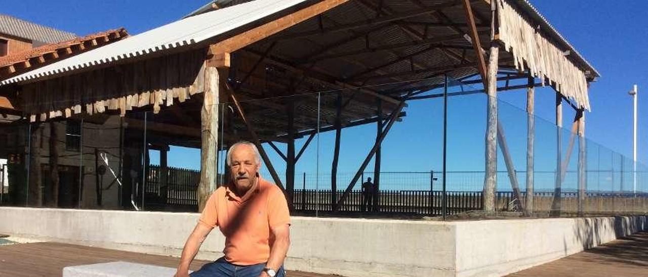 Manuel González &quot;Purro&quot;, ayer en Banda do Río, delante del astillero rehabilitado. // Santos Álvarez