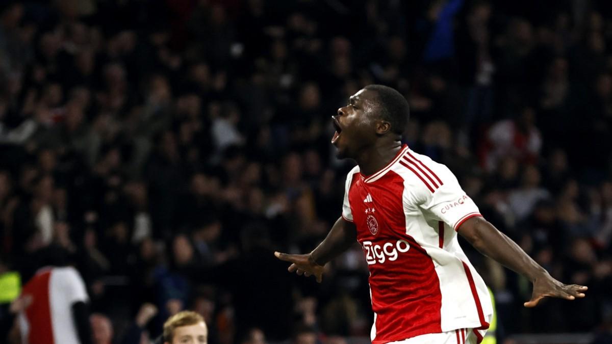 Brian Brobbey, del Ajax, celebra un gol al Heerenveen