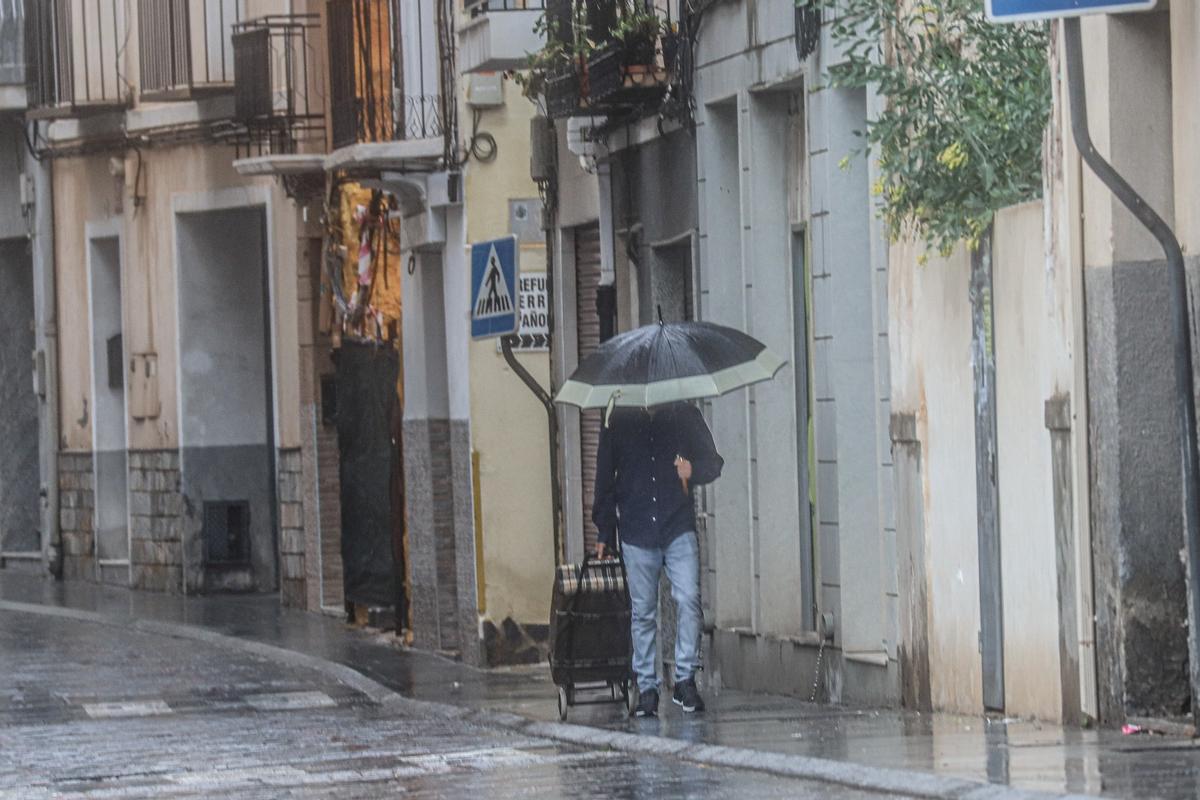 La lluvia baña la ciudad de Orihuela