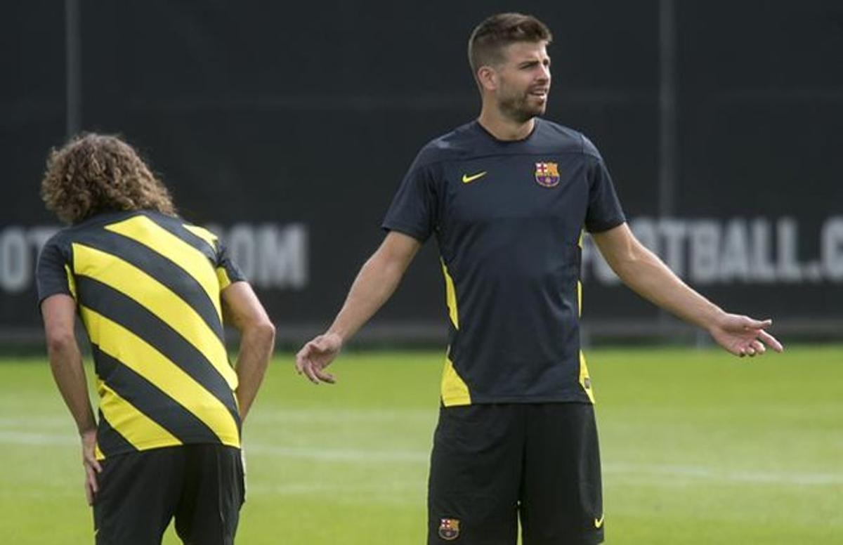 Piqué, en un entrenament del Barça amb Puyol.