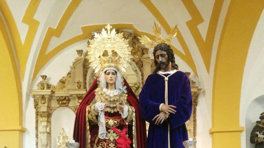 Los titulares de la cofradía del Dulce Nombre en el trono de traslado en la parroquia de la Divina Pastora.