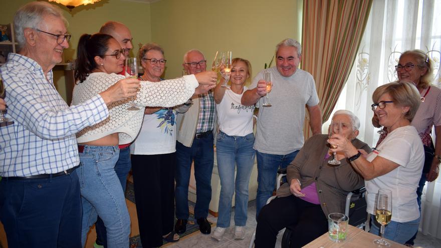 Los presentes brindaron con María Tarrío y se citaron para la fiesta del año que viene.