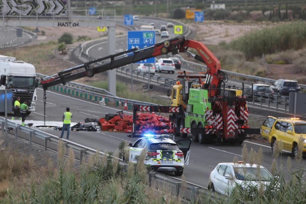 Vuelco de un camión en la AP-7