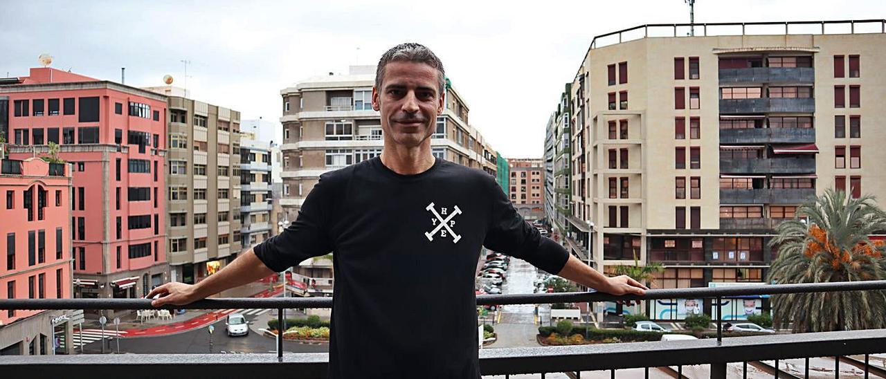 El coreógrafo Gustavo Ramírez, ayer en el Teatro Pérez Galdós, antes de los ensayos de ‘Carmen.maquia’.