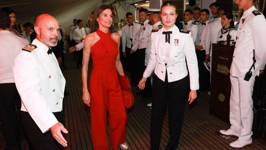 La Reina Letizia y la Princesa Leonor, en una recepción en el «Elcano», en Ciudad de Panamá. | CASA REAL