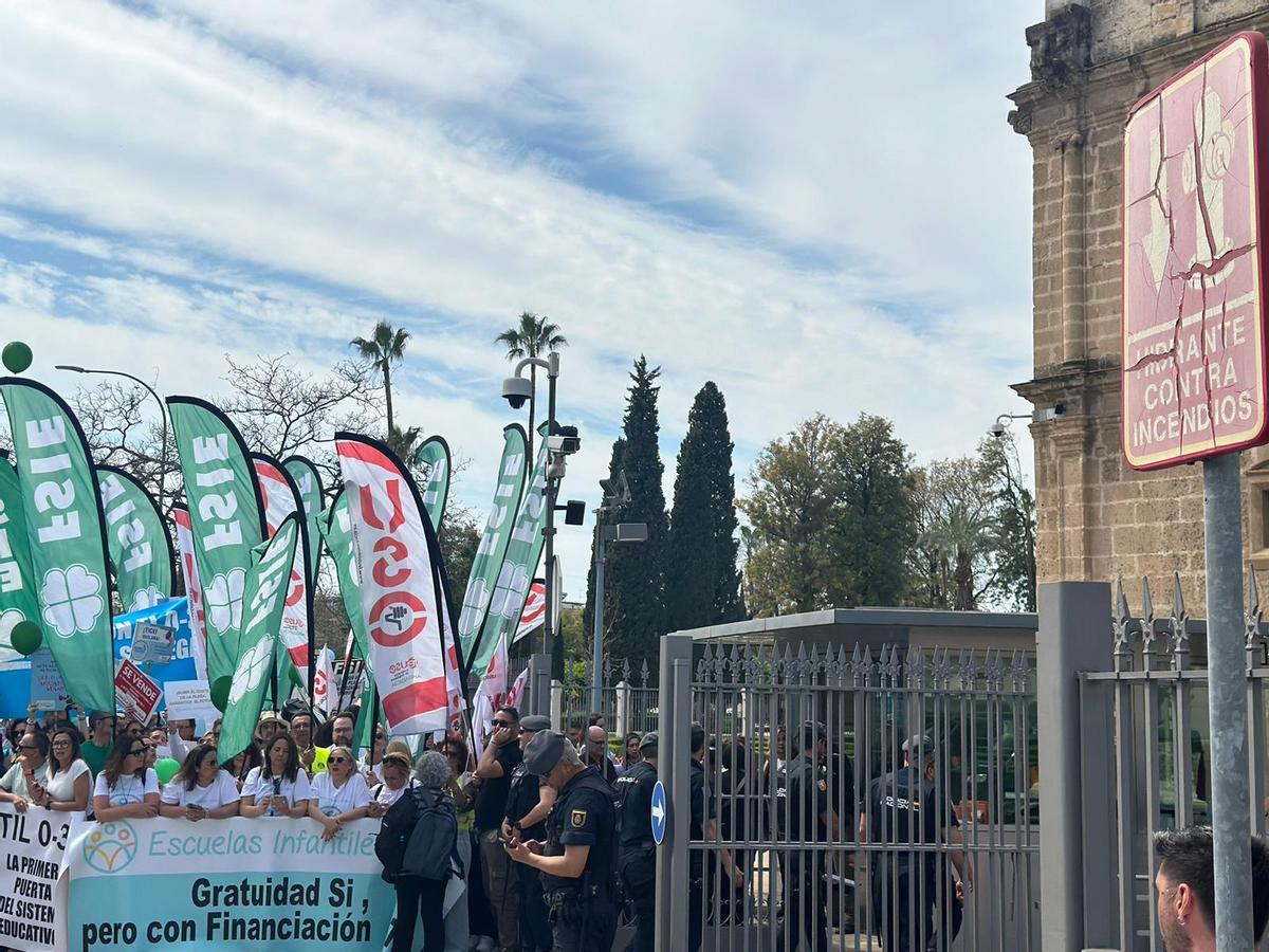 Manifestación de las escuelas infantiles ante el Parlamento andaluz