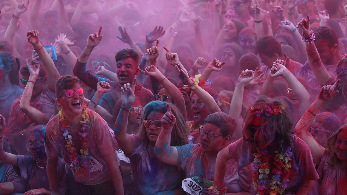 Participantes de la Holi Run en Málaga, en 2018.