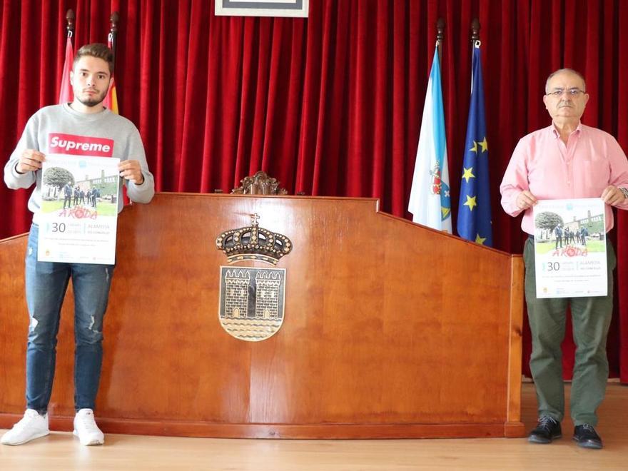 El alcalde, Alberto García, y el concejal Iván Caamaño, presentando el concierto de A Roda.