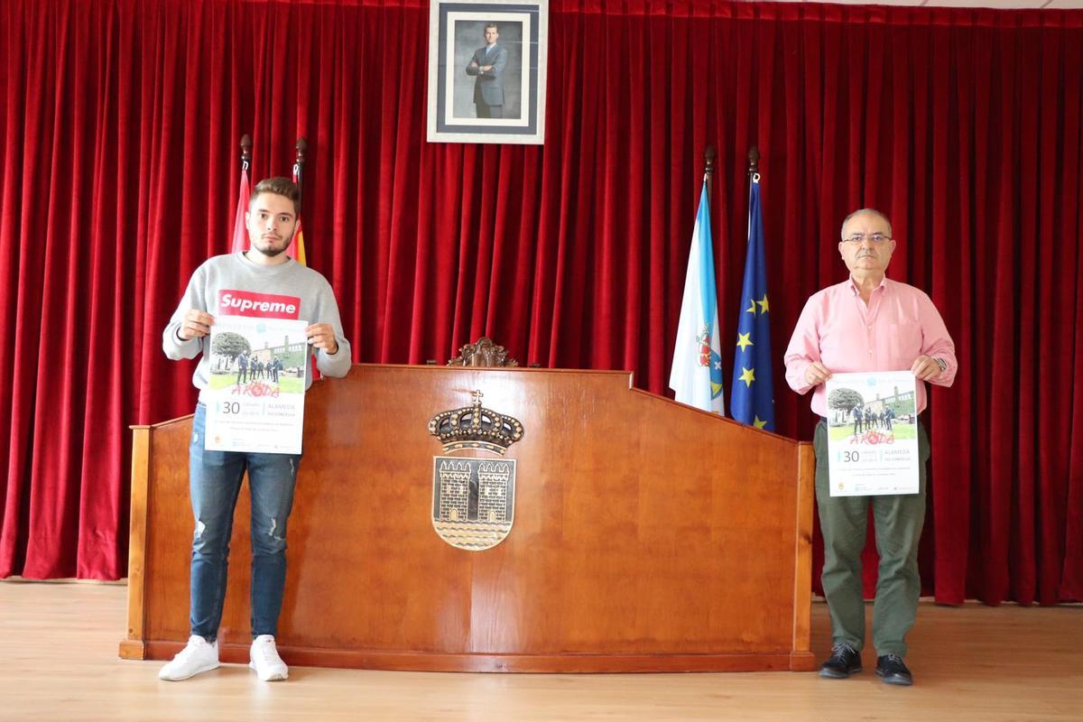 El alcalde, Alberto García, y el concejal Iván Caamaño, presentando el concierto de A Roda.