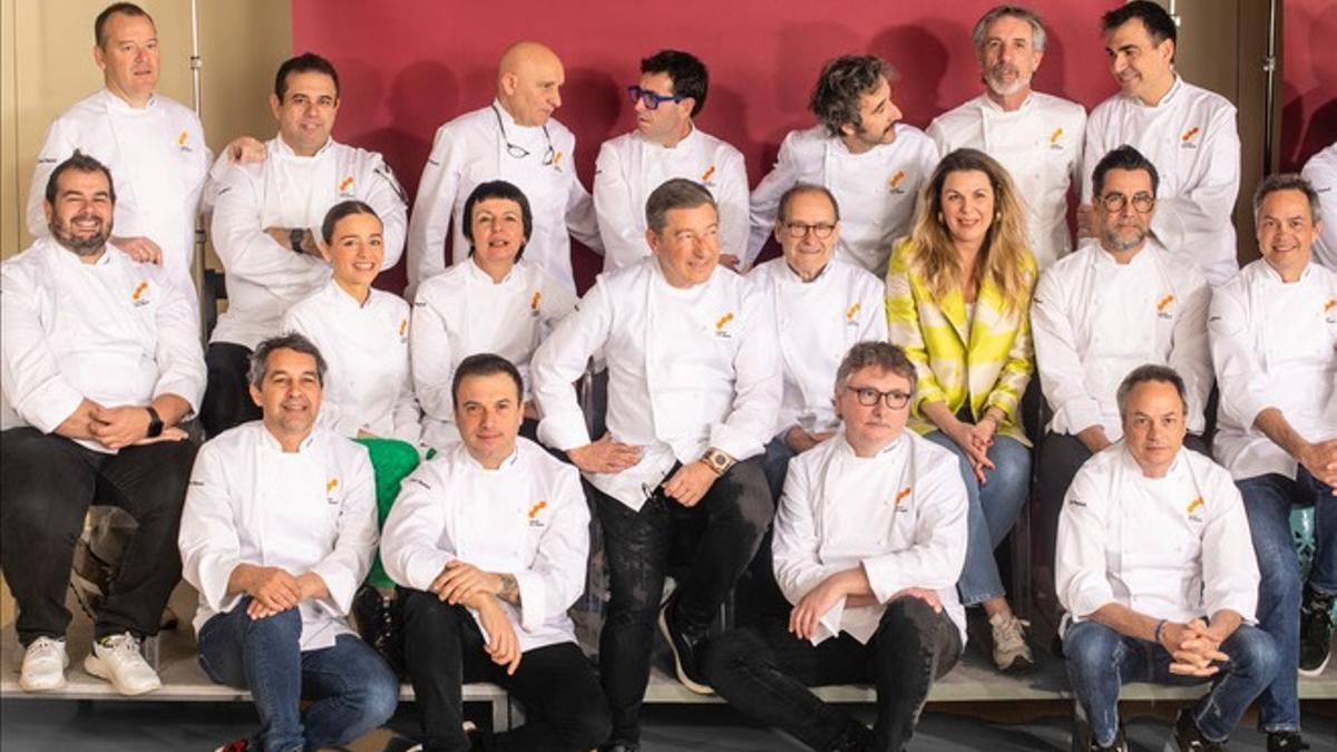 Cocineros con tres Soles Repsol reunidos hoy en Alicante, entre ellos, Javier Olleros y Pepe Solla. |   //  FDV