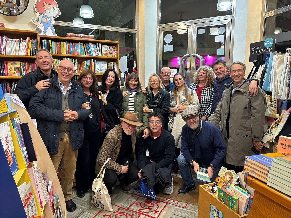 Reunión de tertulianos en la entrada de la librería Rayuela en 2025.