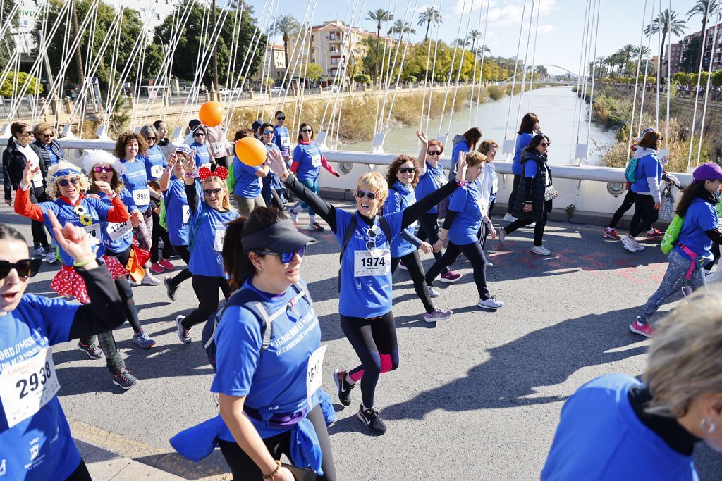 Imágenes del recorrido de la Carrera de la Mujer: avenida Pío Baroja y puente del Reina Sofía (I)