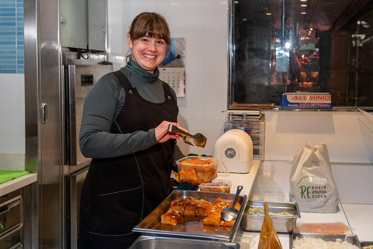 Adriana Masclans, preparant racions de bacallà cuinat per emportar-se.
