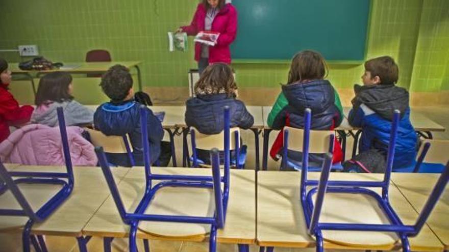 Agres y Alfafara pagarán material escolar y monitores para atraer niños a su colegio