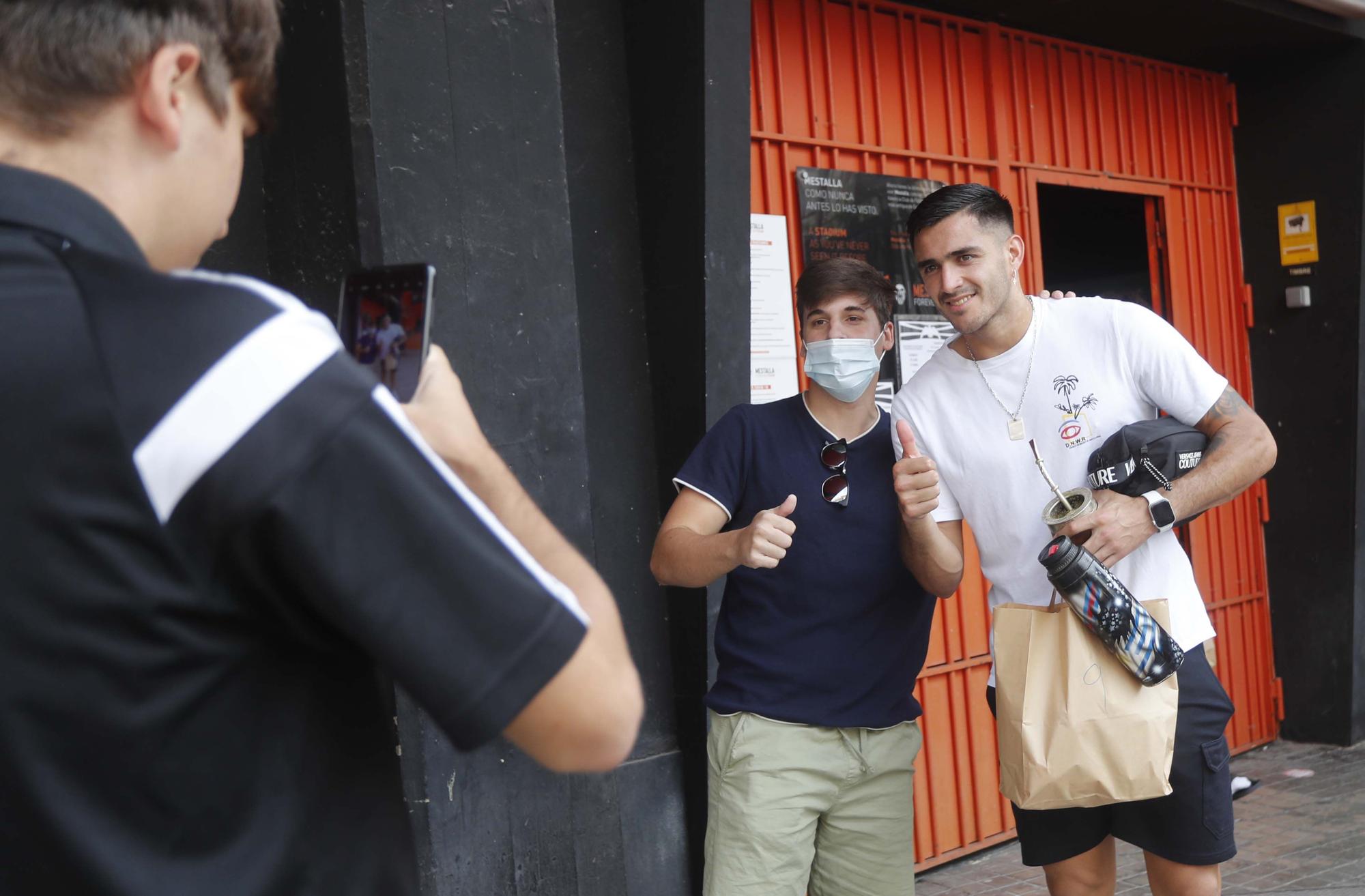 La afición valencianista se vuelca con el equipo a la salida de Mestalla