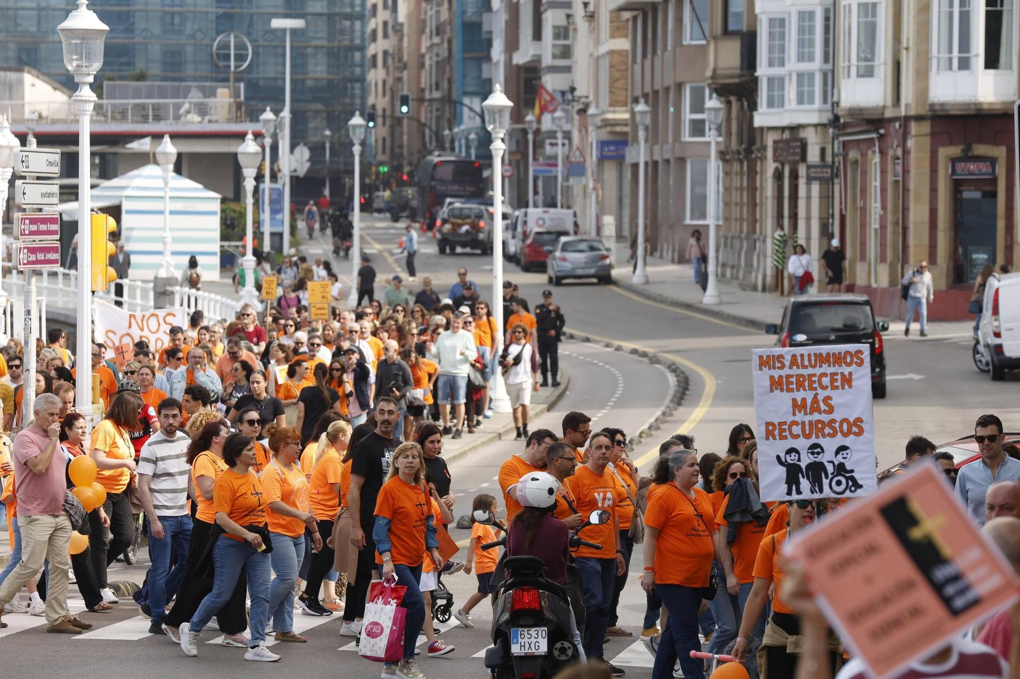 Así fue la gran concentración en Gijón por la educación concertada (en imágenes)