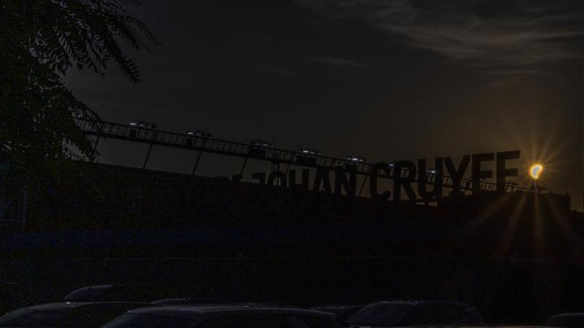El eclipse solar durante el partido de fútbol amistoso de pretemporada entre el FC Barcelona femenino y el Montpellier.