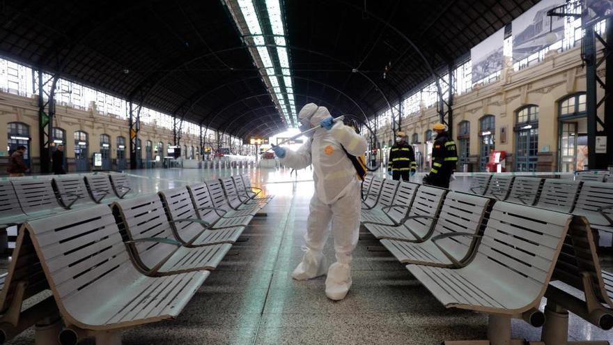 Desinfección de la Estación del Norte, en València.