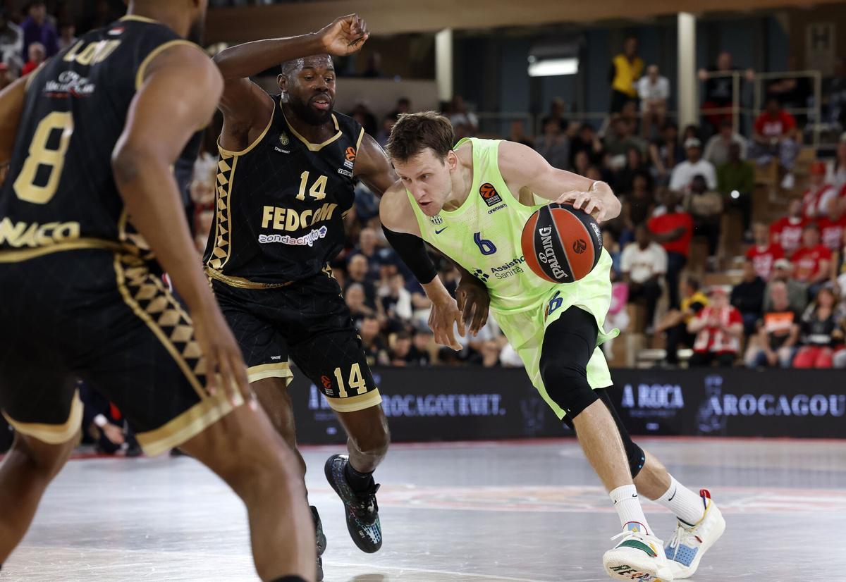 Mam Jaiteh intenta frenar a Jan Vesely en el segundo cuarto.