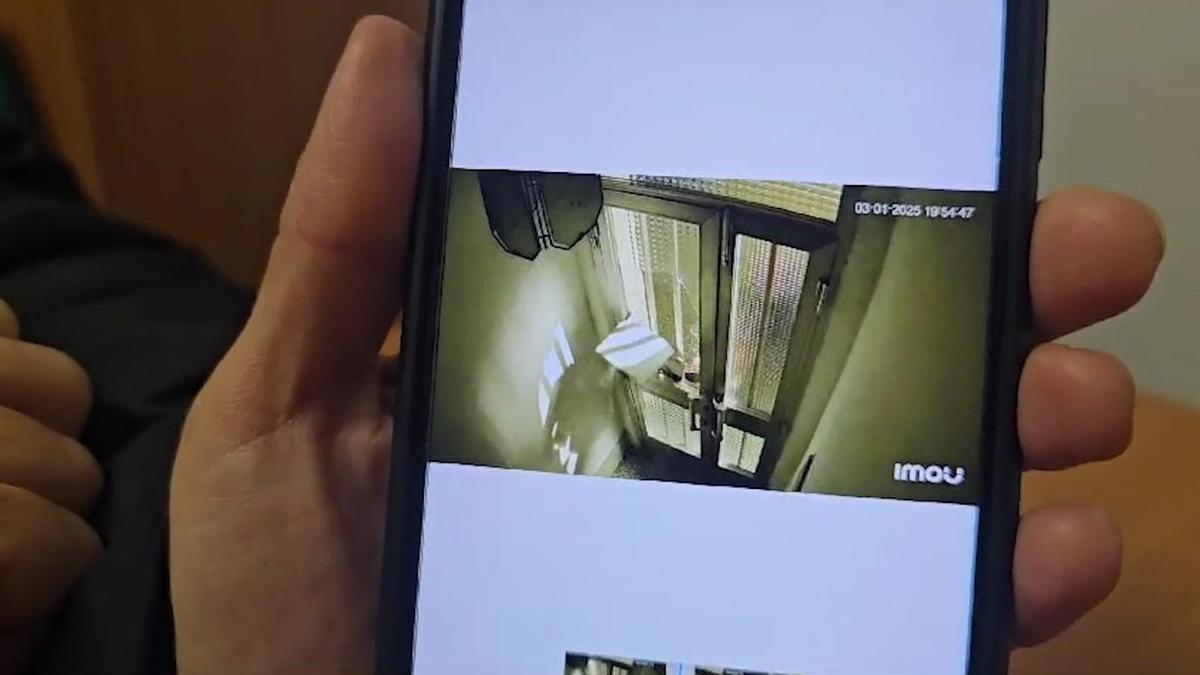 Los ataques de un vecino fuerzan a un vilagarciano a irse de su casa.