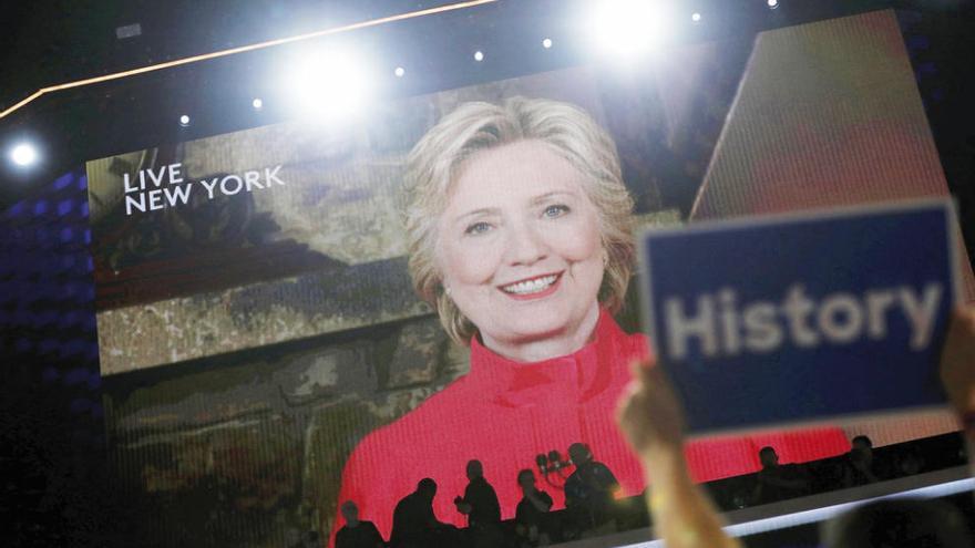 Clinton se dirige por videoconferencia la convención de su partido en Filadelfia, después de convertirse en candidata. // Reuters