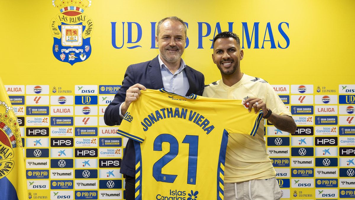 Luis Helguera posa junto a Viera, esta tarde, durante la presentación.