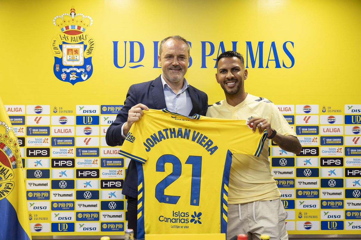 Luis Helguera posa junto a Viera, esta tarde, durante la presentación.