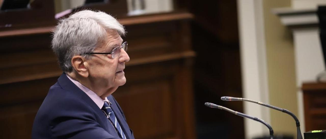 Julio Pérez durante una intervención en el Parlamento canario.