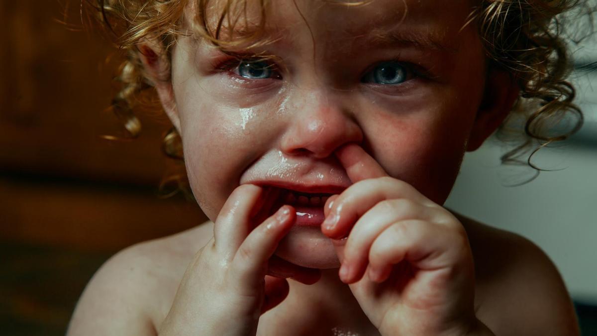 Un niño llorando.