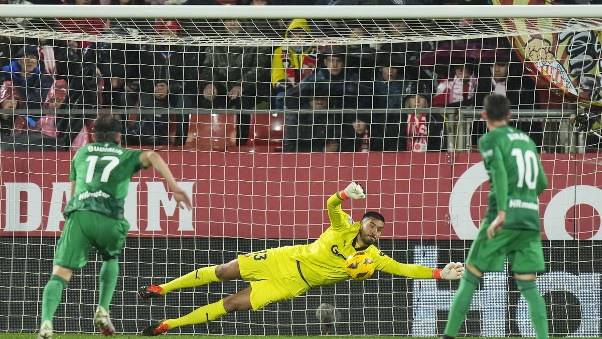 Gazzaniga se lanza ante el disparo lejano de Mojica, que se marchó fuera en el Girona-Osasuna en Montilivi.