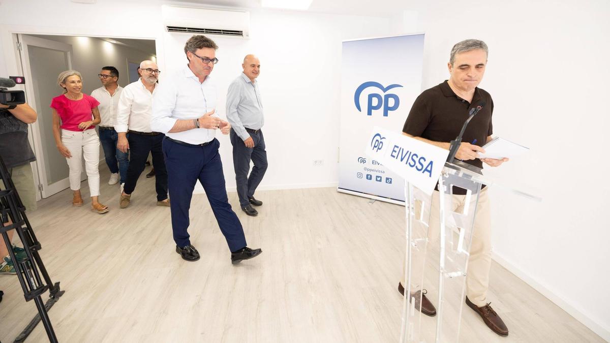 Los dirigentes del PP, a su llegada a la rueda de prensa para anunciar las medidas en vivienda.