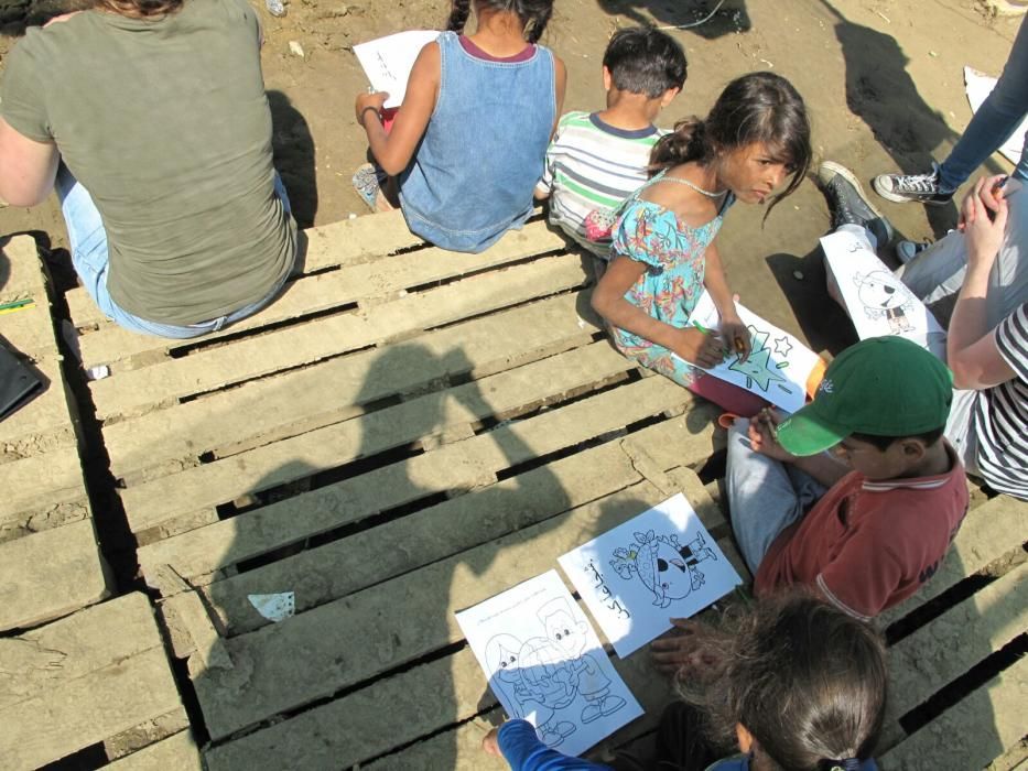 Niños colorean varios dibujos