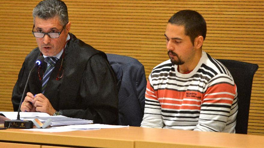 Pedro M. B. junto a su abogado, Ignacio López de Vicuña, en el juicio.
