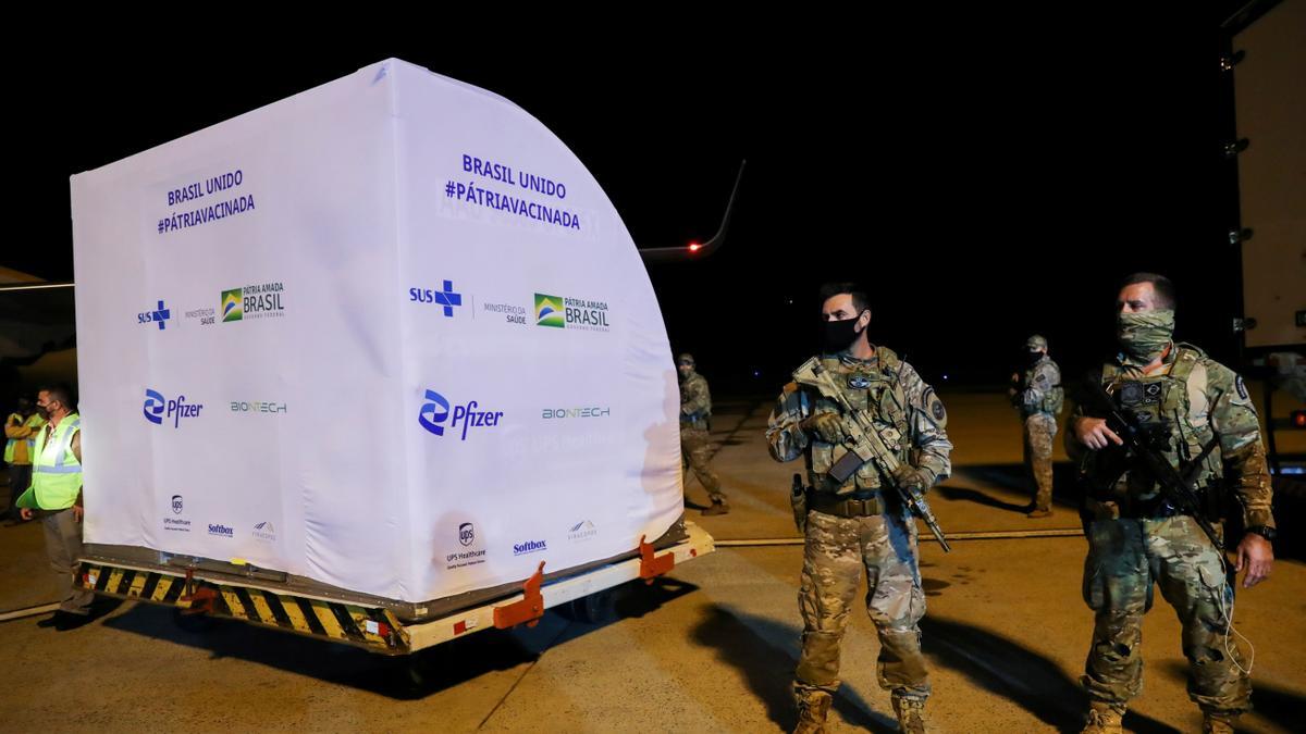 Soldados brasileños custodian un contenedor con dosis de la vacuna de Pfizer llegada el jueves al aeropuerto de Campinas.