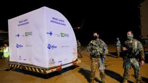 Soldados brasileños custodian un contenedor con dosis de la vacuna de Pfizer llegada el jueves al aeropuerto de Campinas.