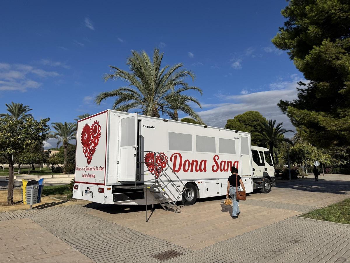 El autobús del Centro de Transfusiones en el campus